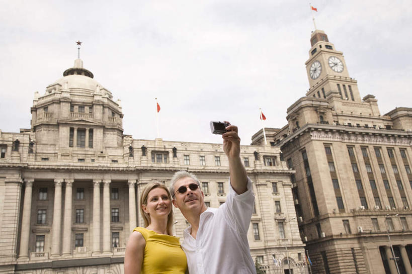 成年人,中年人,老年人,脸,头,脸颊,两个人,丈夫,妻子,站,微笑,横图,室外,白天,仰视,旅游,度假,快乐,满意,友谊,幸福,技术,建筑,相机,上海,行人,游客,游人,塔,路人,旅客,肩膀,拍照,数码相机,外滩,摄影,享乐,肖像,拜访,婚姻,图尔,异性恋,过客,男人,男性,女人,女性,头部,脸部,脸蛋,面部,钟,张开手臂,彩图,低角度拍摄,旅行,欢乐,伴侣,白色人种,摆拍