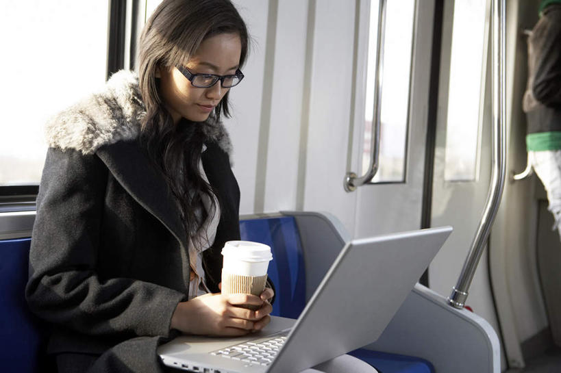 咖啡,东方人,成年人,中年人,一个人,商务人士,商务女性,坐,横图,室内,白天,侧面,商务,旅途,成功,信心,笔记本电脑,技术,地铁,亚洲,喝,敲打,套装,瓷器,眼镜,地铁站,咖啡杯,公共交通,拿着,输入,车厢,外套,黑色,打字,职业,运输,点击,敲击,便利,商务装,工薪阶层,东亚,热饮,黑咖啡,北京市,无线电技术,按键,计算机,中年女性,亚洲人,中国人,白领,上班族,半身,彩图,旅行