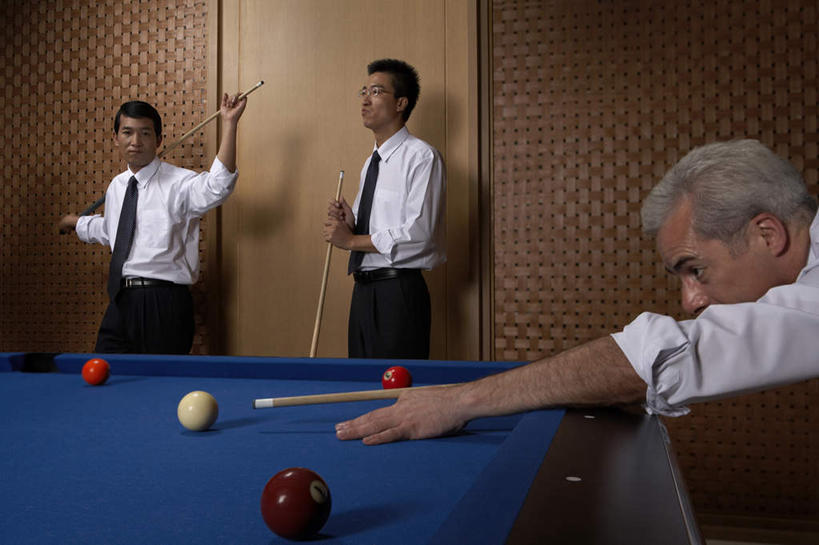 东方人,成年人,中年人,老年人,脸,头,脸颊,三个人,商务人士,商务男性,站,举,横图,室内,侧面,衬衫,商务,运动,竞争,台球,弯腰,指,套装,检查,曲折,弯曲,球杆,桌球台,注视,指点,娱乐,会所,肩膀,观察,看,托,休闲,表,俱乐部,摄影,蜿蜒,生活方式,观看,察看,专心,准确,指向,愉悦,关注,瞄准,商务装,等,合伙,工薪阶层,策略,技能,男人,男性,中国人,年轻人,头部,脸部,脸蛋,面部,白领,上班族,休闲活动,举起,举手,举着,向上举,向上伸,向上托,张开手臂,彩图,衬衣,对焦,白色人种,社交,图像技术