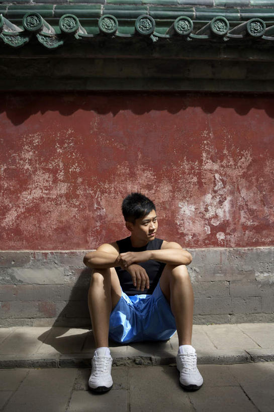 东方人,头发,一个人,坐,竖图,室外,白天,正面,锻炼,运动,仅一个男性,仅一个人,短裤,小路,仅一个年轻男性,黑色,摄影,焦点,男人,男性,年轻男性,中国人,年轻人,休闲活动,彩图