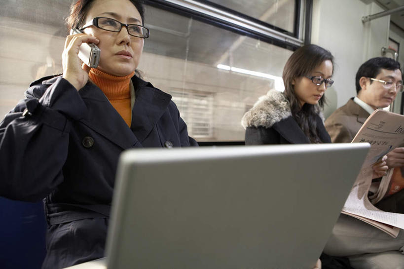 东方人,成年人,中年人,三个人,商务人士,商务女性,坐,打电话,横图,室内,白天,正面,商务,讨论,通讯,旅途,成功,信心,笔记本电脑,技术,地铁,报纸,手机,亚洲,敲打,套装,瓷器,眼镜,地铁站,公共交通,联系,拿着,输入,车厢,外套,黑色,打字,职业,读书,运输,点击,敲击,便利,商务装,工薪阶层,东亚,北京市,无线电技术,按键,计算机,老年男性,老年女性,男人,男性,年轻女性,女人,女性,中年女性,亚洲人,中国人,年轻人,白领,上班族,半身,彩图,旅行,传媒