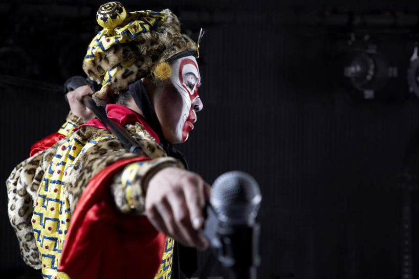 东方人,老年人,一个人,演员,电影明星,舞台,站,横图,留白,侧面,亚洲,仅一个男性,仅一个人,表演,准备,黑色背景,瓷器,拿着,表演者,传统,仅一个年轻男性,豹纹,孙悟空,唱,麦克风,练习,愉悦,中国文化,改变,伪装,反差,演出服,比例,京剧,东亚,东亚文化,北京市,歌剧,男人,男性,年轻男性,亚洲人,中国人,年轻人,歌手,影视明星,半身,彩图,中国戏曲,舞台灯光,防护面罩,摇摆舞,传统文化,京剧演员,性格