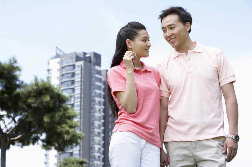 东方人,中年人,两个人,笑,微笑,露齿笑,横图,室外,白天,留白,仰视,幸福,摩天大楼,并排,钥匙,钥匙圈,休闲装,面对面,摄影,享乐,异性恋,开端,男人,男性,年轻女性,女人,女性,中年男性,中年女性,中国人,年轻人,手牵手,彩图,低角度拍摄,爱,伴侣