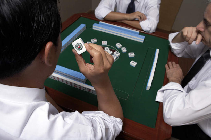 东方人,成年人,中年人,老年人,脸,头,脸颊,三个人,商务人士,商务男性,坐,举,双手交叉,横图,俯视,室内,特写,侧面,衬衫,商务,游戏,友谊,赌博,竞争,家具,桌子,一排,许多,套装,整齐,瓷砖,符号,很多,注视,娱乐,传统,会所,肩膀,排列,背面,麻将,观察,看,托,休闲,俱乐部,摄影,生活方式,观看,察看,双手抱胸,赌徒,愉悦,队列,关注,商务装,合伙,工薪阶层,策略,技能,机会,男人,男性,中国人,年轻人,头部,脸部,脸蛋,面部,白领,上班族,休闲活动,举起,举手,举着,向上举,向上伸,向上托,彩图,高角度拍摄,衬衣,白色人种,社交,图像技术