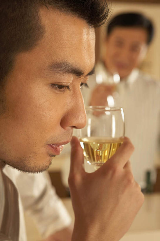 东方人,成年人,脸,头,脸颊,一个人,两个人,酒吧,站,微笑,竖图,室内,特写,白天,侧面,吃饭,夜生活,幸福,吧台,餐桌,项链,北京,中国,亚洲,仅一个男性,仅一个人,喝,酒类,听,娱乐,饮食,肩膀,酒,饮料,仅一个年轻男性,思考,想,沉思,摄影,高雅,享乐,葡萄酒杯,东亚,悲哀,悲痛,男人,男性,年轻男性,亚洲人,中国人,年轻人,头部,脸部,脸蛋,面部,彩图,利口酒杯,独处