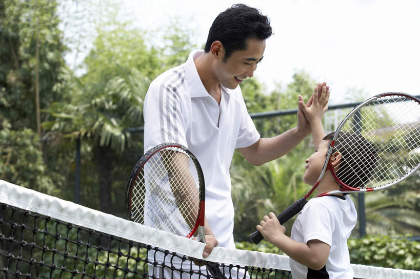 东方人,儿童,成年人,两个人,家庭,父母,父亲,儿子,教师,站,举,微笑,横图,室外,白天,留白,侧面,锻炼,游戏,快乐,满意,幸福,纯洁,成功,运动,信心,书房,汽车,上海,击掌,连接,学习,庆祝,球门,网,球拍,教育,娱乐,设备,车,物品,小孩,交通工具,轿车,教,托,教练,温暖,温馨,一家人,面对面,可爱,乐趣,童年,童趣,摄影,生活方式,说明书,和睦,享乐,成就,载具,祝贺,童真,烂漫,无邪,助教,雪铁龙,完成,获胜,天真,网球运动,男孩,男人,男性,中国人,孩子,年轻人,休闲活动,举起,举手,举着,向上举,向上伸,向上托,半身,彩图,欢乐,凯旋,融洽,东风雪铁龙凯旋,雪铁龙凯旋