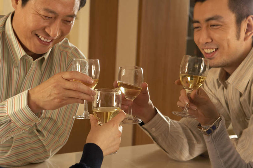 葡萄酒,东方人,成年人,中年人,老年人,脸,头,脸颊,四个人,坐,微笑,横图,室内,白天,侧面,聚会,快乐,通讯,友谊,幸福,吧台,北京,亚洲,喝,朦胧,模糊,庆祝,瓷器,聚餐,酒类,联系,饮食,肩膀,酒,饮料,举杯,财富,摄影,享乐,葡萄酒杯,东亚,快活,欢愉,康乐,异性恋,老年男性,年轻男性,年轻女性,亚洲人,中国人,年轻人,头部,脸部,脸蛋,面部,彩图,高兴,利口酒杯