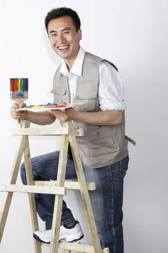 东方人,成年人,一个人,设计师,建筑工人,办公室,笑,微笑,露齿笑,竖图,室内,特写,正面,衬衫,商务,绘画,快乐,成功,信心,建筑业,装修,亚洲,艺术,装饰,木制,瓷器,围墙,古典,刷,拿着,牛仔裤,休闲装,文化,工人,画笔,工艺品,建筑工地,品味,职业,平衡,上升,马甲,幽默,美术,创造力,调色板,高雅,享乐,练习,运送,近景,改变,油漆工,东亚,北京市,美学,快活,欢愉,康乐,技能,男人,男性,年轻男性,亚洲人,中国人,年轻人,员工,彩图,高兴,匠人,劳动者,体力工,壁纸刷,改进