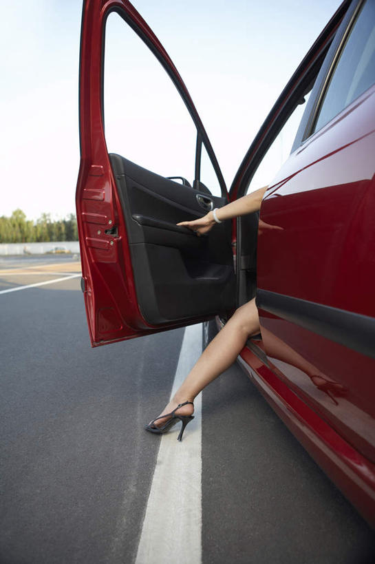 东方人,成年人,中年人,腿,一个人,竖图,室外,特写,白天,裙子,性感,技术,门,路,汽车,北京,中国,亚洲,仅一个女性,开,路标,机动车,车,背面,车门,门框,交通工具,轿车,下车,休闲,轿子,财富,运输,摄影,离开,高雅,载具,东亚,女人,女性,亚洲人,中国人,休闲活动