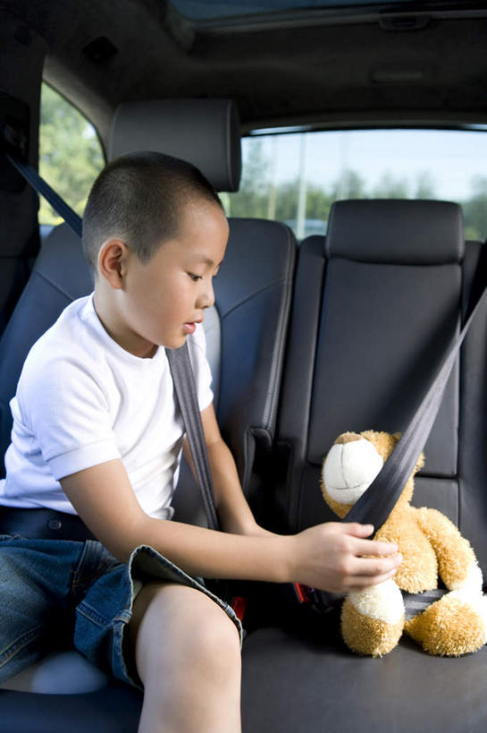 儿童,一个人,竖图,室外,快乐,幸福,纯洁,安全,技术,建筑,汽车,玩具,北京,中国,泰迪熊,现代,车,小孩,安全带,交通工具,轿车,可爱,童年,童趣,财富,运输,生活方式,保护,载具,童真,烂漫,无邪,天真,男孩,中国人,孩子,休闲活动,半身,多功能车