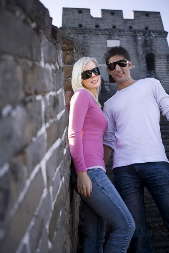 头发,两个人,学生,站,攀登,微笑,竖图,室外,白天,留白,正面,快乐,友谊,幸福,长城,中国,亚洲,行人,游客,游人,并排,塔,宏伟,休闲装,历史,路人,旅客,风景,太阳镜,地标建筑,休闲,金色,放松,约会,摄影,享乐,中国文化,记忆,肖像,东亚,万里无云,北京市,异性恋,慕田峪长城,过客,男人,男性,女人,女性,年轻人,休闲活动,彩图,旅行,白色人种