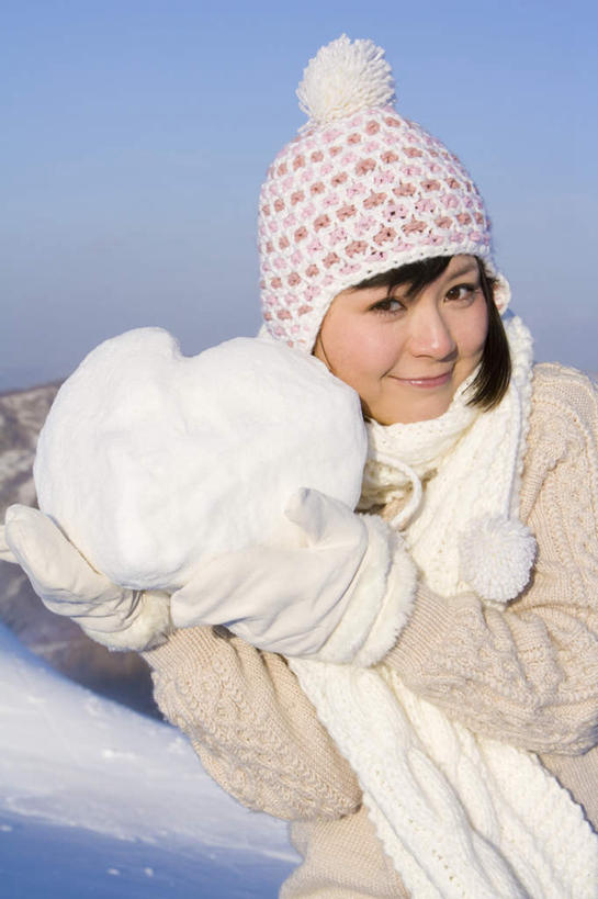 东方人,一个人,站,微笑,竖图,室外,白天,正面,毛衣,度假,快乐,幸福,纯洁,雪,礼物,帽子,中国,情人节,亚洲,仅一个年轻女性,仅一个女性,仅一个人,冬天,浪漫,拿着,休闲装,衣服,天空,围巾,休闲,放松,可爱,乐趣,冷,童年,童趣,摄影,生活方式,享乐,运送,童真,东亚,烂漫,无邪,连指手套,万里无云,编织帽,河北省,无忧无虑,天真,年轻女性,女人,女性,亚洲人,中国人,年轻人,心型,休闲活动,半身,彩图,旅行,爱,领饰