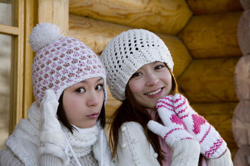 东方人,脸,头,脸颊,一个人,两个人,坐,微笑,横图,室外,特写,白天,侧面,度假,快乐,友谊,幸福,纯洁,帽子,中国,亚洲,仅一个年轻女性,仅一个女性,仅一个人,并排,冬天,休闲装,肩膀,衣服,围巾,休闲,滑雪场,放松,可爱,乐趣,冷,童年,童趣,摄影,生活方式,宁静,享乐,童真,东亚,烂漫,无邪,连指手套,编织帽,河北省,无忧无虑,天真,年轻女性,女人,女性,亚洲人,中国人,年轻人,头部,脸部,脸蛋,面部,休闲活动,彩图,小木屋,领饰