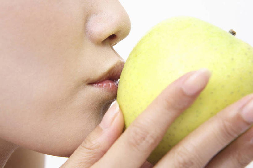 东方人,嘴,指甲,室内,白色背景,苹果,水果,食品,绿色,生活方式,肖像,女人,亚洲人,年轻人,口,口腔,嘴巴,嘴唇,彩图,影棚拍摄