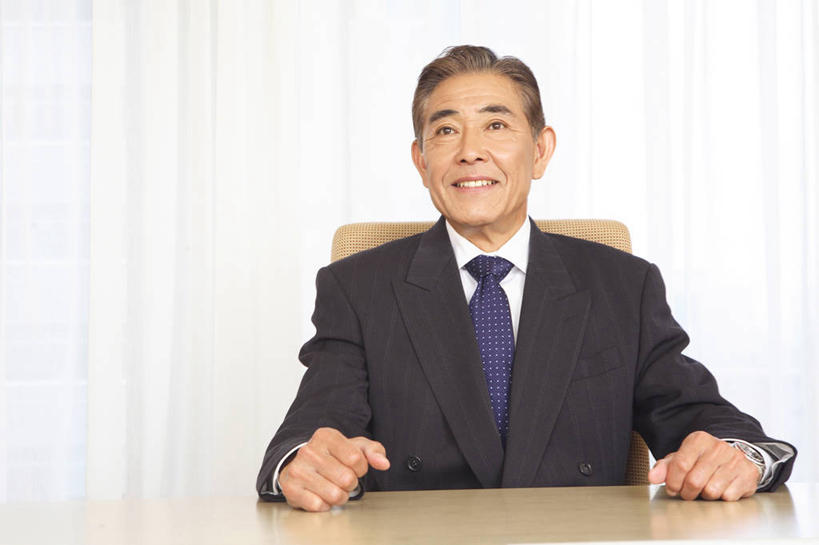 东方人,中年人,一个人,商务人士,笑,微笑,商务,讨论,桌子,亚洲,仅一个男性,仅一个人,仅一个中年男性,书桌,肖像,采访,男人,男性,中年男性,亚洲人,彩图