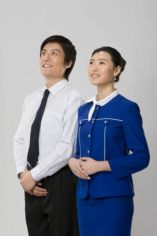 东方人,成年人,两个人,空姐,站,笑,微笑,露齿笑,竖图,白色背景,侧面,制服,快乐,合作,团队,中国,准备,乘务员,航空乘务员,空乘,职业,服务,运输,摄影,影棚,摄影棚,东亚,可靠,亚洲人,中国人,年轻人,彩图,影棚拍摄,拍摄
