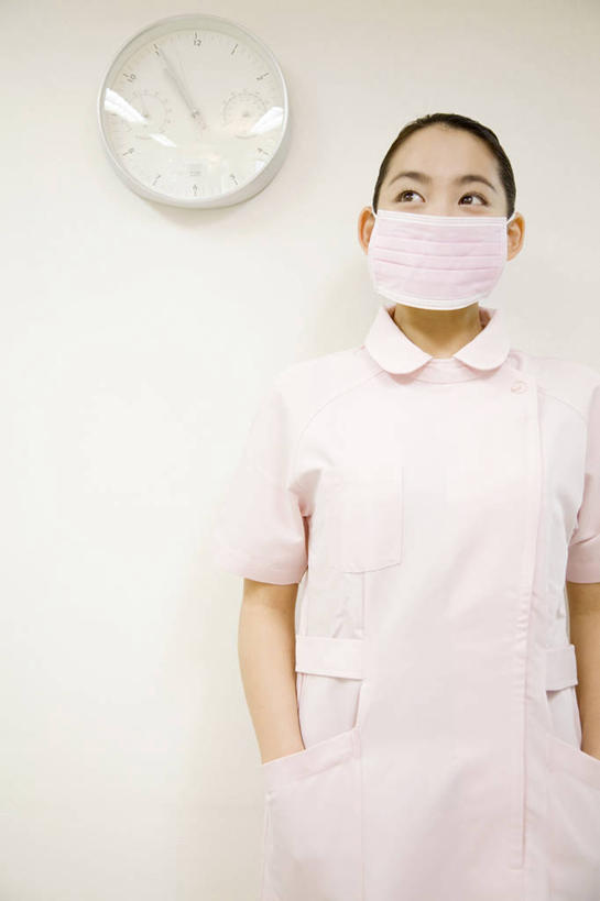 东方人,微笑,室内,白色背景,墙,生活方式,面罩,肖像,女人,亚洲人,年轻人,钟,彩图,影棚拍摄,门诊部