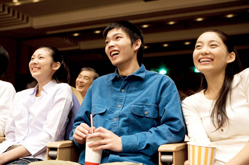 东方人,少年,观众,坐,笑,微笑,椅子,食品,许多人,饮食,饮料,纯净水,一群人,男人,男性,女人,亚洲人,年轻人,彩图