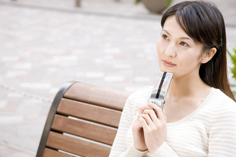 东方人,一个人,坐,室外,度假,通讯,美景,城市风光,城市,街道,亚洲,长椅,景观,娱乐,享受,休闲,景色,放松,生活方式,恶作剧,担心,女人,亚洲人,年轻人,电话机,彩图