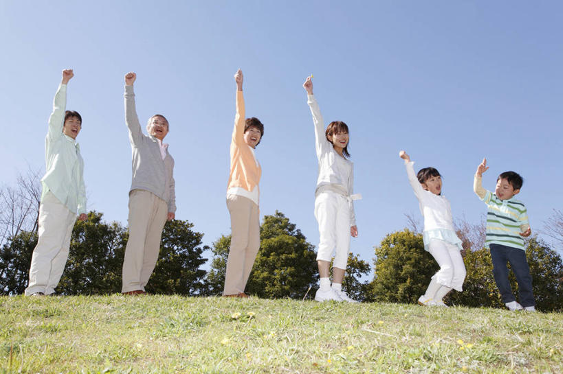 东方人,儿童,老年人,家庭,丈夫,妻子,母亲,父亲,女儿,儿子,兄弟,姐妹,祖父母,祖母,祖父,公园,微笑,纯洁,植物,树,小孩,春天,可爱,童年,童趣,生活方式,肖像,童真,烂漫,无邪,天真,男孩,男人,男性,女孩,女人,亚洲人,孩子,年轻人,孙女,孙子,彩图