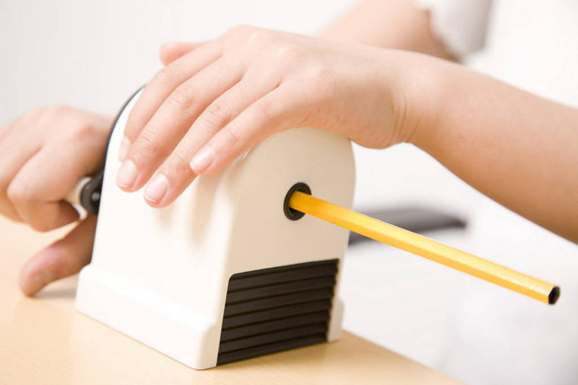 东方人,儿童,室内,纯洁,桌子,书桌,小孩,铅笔,可爱,童年,童趣,生活方式,卷笔刀,肖像,童真,烂漫,无邪,天真,女孩,女人,亚洲人,孩子,彩图,影棚拍摄