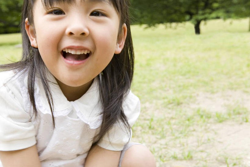 东方人,儿童,一个人,公园,笑,微笑,室外,快乐,纯洁,亚洲,草,小孩,绿色,活力,可爱,童年,童趣,生活方式,肖像,童真,烂漫,无邪,天真,女孩,女人,亚洲人,孩子,彩图