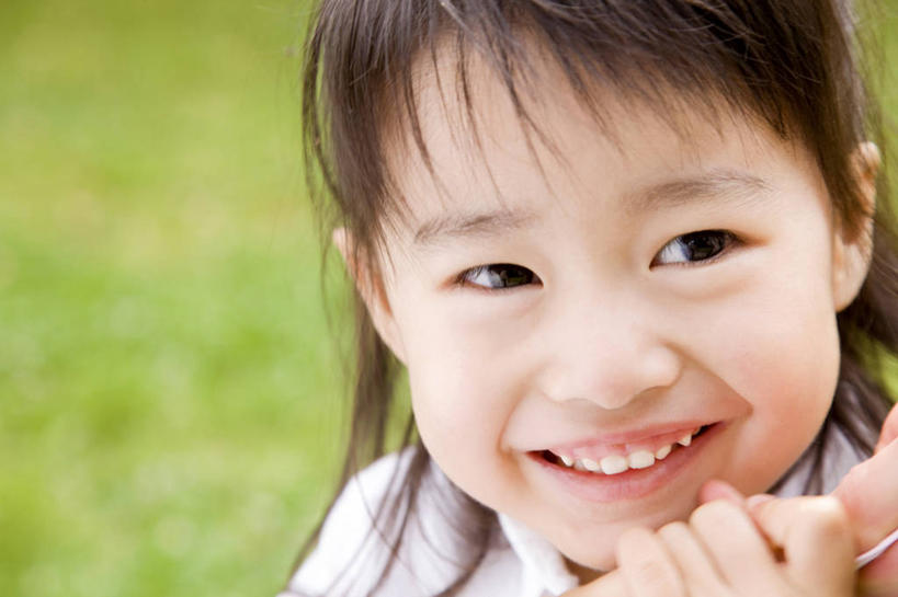 东方人,婴儿,儿童,一个人,公园,笑,微笑,室外,纯洁,亚洲,小孩,可爱,童年,童趣,肖像,童真,烂漫,无邪,天真,女孩,女人,亚洲人,孩子,彩图