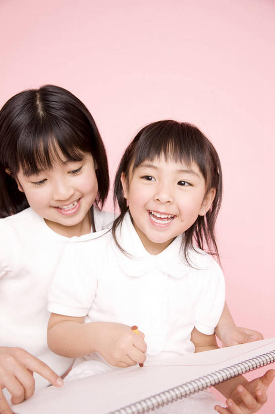 东方人,儿童,姐妹,室内,纯洁,蜡笔,可爱,童年,童趣,生活方式,肖像,童真,烂漫,无邪,天真,女孩,女人,亚洲人,彩图,影棚拍摄