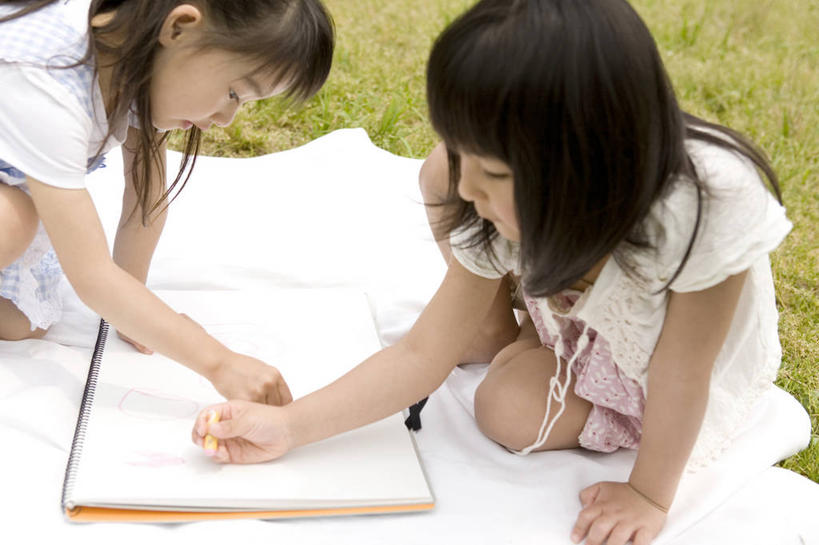 东方人,儿童,两个人,室外,快乐,友谊,纯洁,亚洲,蜡笔,纸,小孩,活力,可爱,童年,童趣,生活方式,肖像,作画,童真,烂漫,无邪,绘制,天真,女孩,女人,亚洲人,孩子,彩图