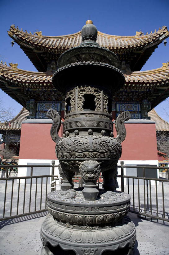 太阳穴,无人,竖图,正面,仰视,建筑,北京,中国,亚洲,香炉,历史,古代,地标建筑,摄影,宗教,佛教,铜,中国文化,东亚,东亚文化,西藏自治区,喇嘛教,雍和宫,构图,彩图,低角度拍摄,传统文化