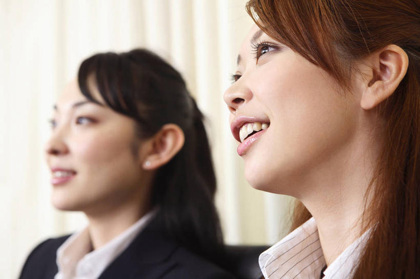 东方人,两个人,同事,商务人士,商务女性,办公室,笑,微笑,商务,成功,合作,团队,集体,信心,套装,队伍,领导,经理,成就,商务装,合伙,领袖,工薪阶层,年轻男性,女人,亚洲人,年轻人,白领,上班族,彩图