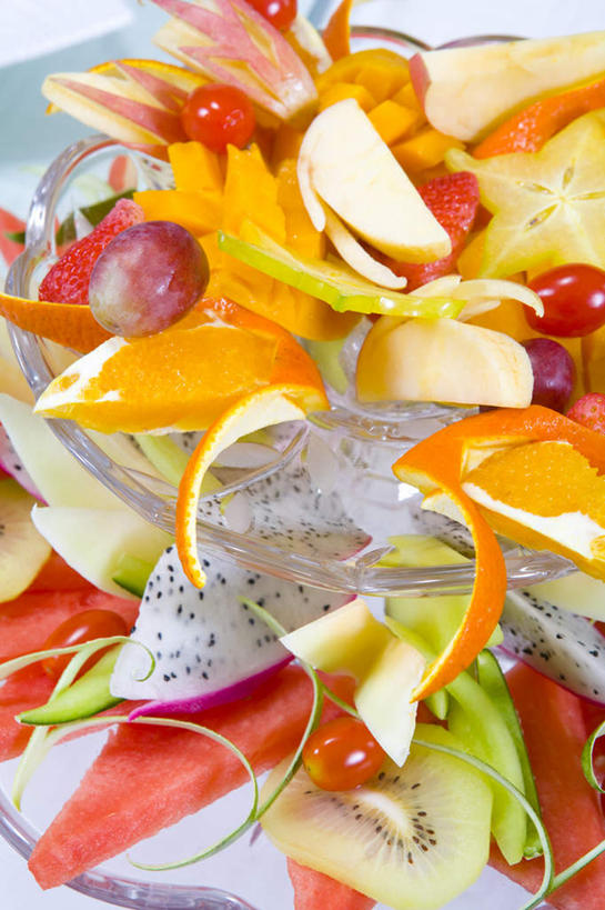 无人,竖图,俯视,室内,特写,苹果,草莓,猕猴桃,葡萄,西瓜,樱桃,西红柿,静物,水果,北京,中国,亚洲,丰富,美味,饮食,火龙果,排列,盘子,碗,橙色,果盘,摄影,高雅,清新,华贵,东亚,健康食物,彩图,高角度拍摄,餐馆