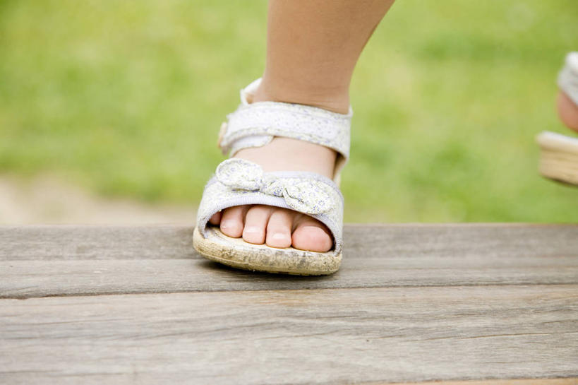 东方人,婴儿,儿童,一个人,公园,室外,纯洁,亚洲,小孩,可爱,童年,童趣,肖像,足,童真,烂漫,无邪,天真,女孩,女人,亚洲人,孩子,彩图