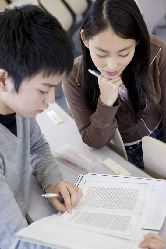 东方人,少年,学生,笑,微笑,友谊,书房,桌子,椅子,书桌,水笔,教室,生活方式,肖像,男人,男性,女人,亚洲人,年轻人,彩图