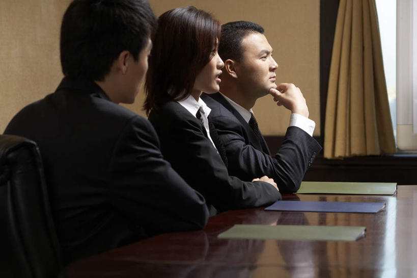 东方人,中年人,三个人,商务人士,商务男性,商务女性,办公室,会议室,坐,横图,室内,白天,侧面,衬衫,商务,成功,团队,中国,撑,套装,正装,并排,工作,会议桌,托腮,托,思考,摄影,专心,经理,托下巴,决心,商务装,工薪阶层,东亚,男人,男性,年轻女性,女人,女性,中年男性,亚洲人,中国人,年轻人,白领,上班族,半身,彩图,衬衣,办公室职员