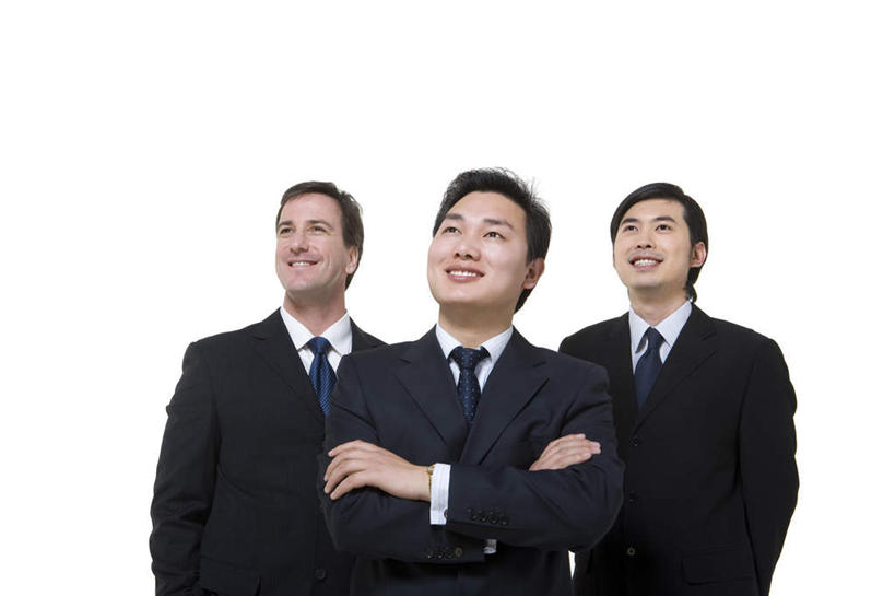 东方人,成年人,中年人,一个人,三个人,同事,商务人士,商务男性,站,双手交叉,微笑,横图,白色背景,正面,衬衫,商务,快乐,满意,成功,合作,团队,集体,信心,中国,亚洲,仅一个男性,仅一个人,套装,队伍,仅一个年轻男性,职业,摄影,生长,领导,双手抱胸,成就,商务装,合伙,领袖,工薪阶层,东亚,男人,男性,年轻男性,亚洲人,中国人,年轻人,白领,上班族,半身,彩图,影棚拍摄,衬衣,白色人种,好消息