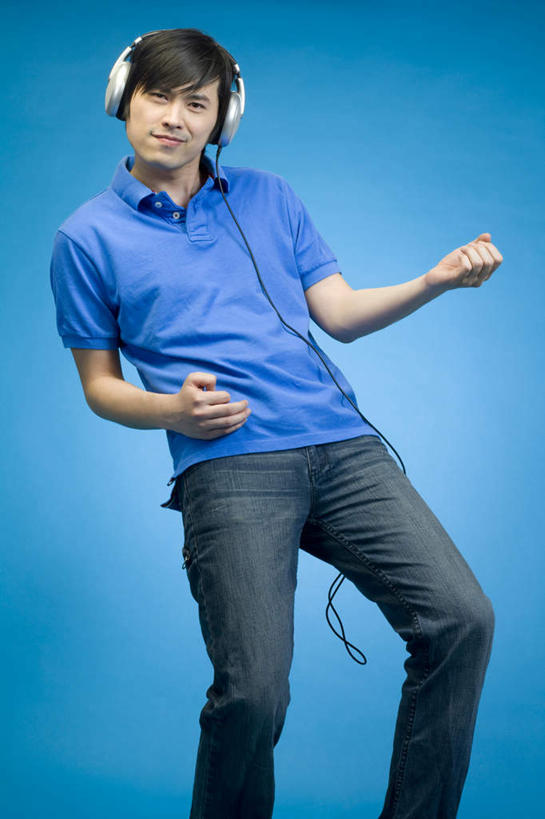 东方人,成年人,一个人,竖图,正面,技术,中国,亚洲,仅一个男性,仅一个人,音乐,听,仅一个年轻男性,蓝色,耳机,手势,乐趣,摄影,吧椅,创造力,享乐,想象,东亚,摇滚乐,男人,男性,年轻男性,亚洲人,中国人,年轻人,彩图,影棚拍摄,摇摆舞,打手势
