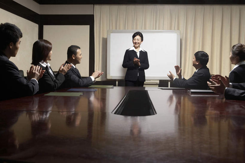 东方人,中年人,商务人士,商务男性,商务女性,办公室,会议室,坐,鼓掌,微笑,横图,室内,正面,衬衫,商务,满意,成功,合作,中国,套装,正装,会议桌,背面,白板,同意,摄影,演说,经理,商务装,工薪阶层,东亚,男人,男性,女人,女性,中年男性,中年女性,亚洲人,中国人,年轻人,白领,上班族,拍手,半身,彩图,衬衣,办公室职员