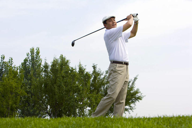 东方人,成年人,中年人,老年人,一个人,站,举,室外,白天,侧面,仰视,运动服,快乐,幸福,成功,运动,信心,竞争,北京,日光,中国,亚洲,仅一个男性,仅一个人,仅一个中年男性,表演,挥杆,摇摆,表格,训练,开球,休闲装,高尔夫球场,草,绿色,天空,托,休闲,放松,活力,乐趣,击打,生活方式,宁静,动作,专心,准确,高尔夫球杆,享乐,华贵,挑战,渴望,东亚,万里无云,技能,高尔夫球运动,老年男性,男人,男性,中年男性,亚洲人,中国人,休闲活动,举起,举手,举着,向上举,向上伸,向上托,彩图,低角度拍摄,商务旅行,高尔夫练习场