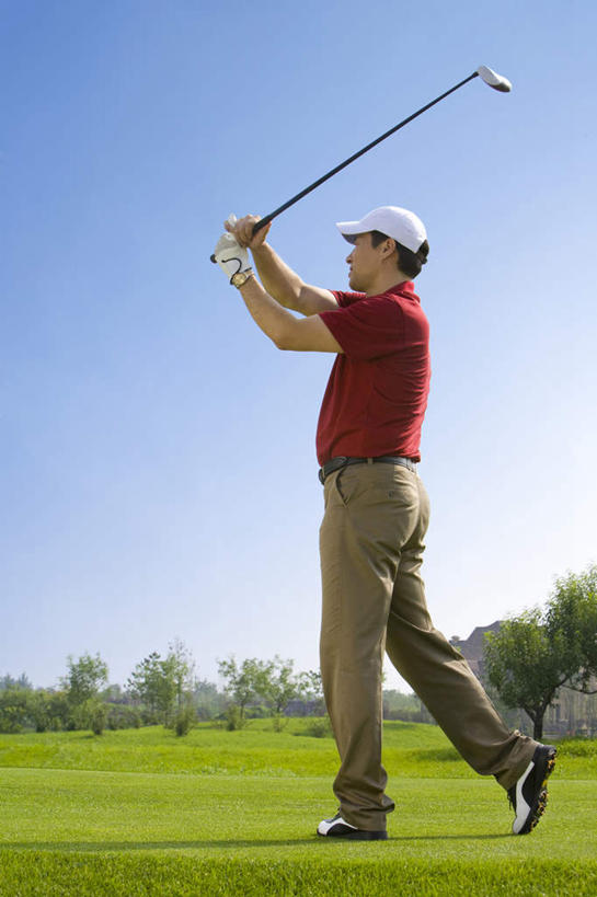 东方人,成年人,中年人,老年人,一个人,运动员,站,举,室外,白天,侧面,运动服,幸福,成功,运动,信心,竞争,北京,中国,亚洲,仅一个男性,仅一个人,仅一个中年男性,表演,挥杆,摇摆,表格,训练,开球,高尔夫球场,草,绿色,托,休闲,放松,乐趣,击打,财富,生活方式,宁静,动作,专心,准确,高尔夫球杆,享乐,华贵,挑战,渴望,东亚,万里无云,技能,体育活动,高尔夫球运动,老年男性,男人,男性,中年男性,亚洲人,中国人,休闲活动,举起,举手,举着,向上举,向上伸,向上托,彩图,商务旅行,高尔夫练习场