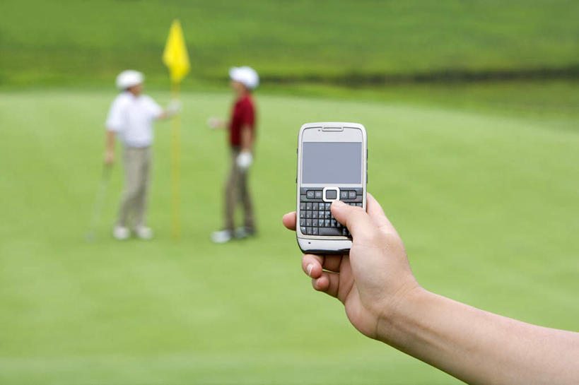 手,两个人,室外,白天,留白,正面,运动服,运动,手机,北京,中国,亚洲,朦胧,模糊,球洞,训练,拿着,现代,高尔夫球场,草,绿色,休闲,财富,生活方式,华贵,东亚,无线电技术,体育活动,高尔夫球运动,男人,男性,休闲活动,彩图