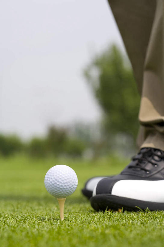 东方人,成年人,中年人,老年人,一个人,运动员,站,室外,特写,白天,运动服,度假,成功,运动,信心,北京,中国,亚洲,仅一个男性,仅一个人,仅一个中年男性,准备,高尔夫球,球座,开球,草,绿色,休闲,放松,生活方式,华贵,东亚,体育活动,高尔夫球运动,老年男性,男人,男性,中年男性,亚洲人,中国人,休闲活动,彩图,商务旅行,高尔夫鞋