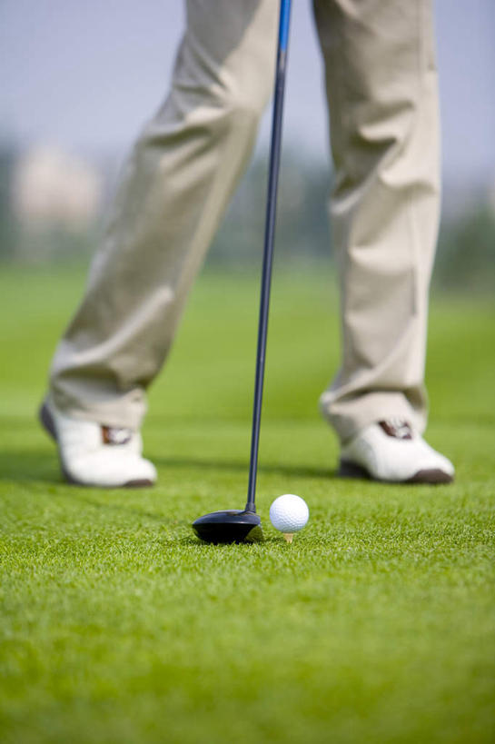 东方人,成年人,中年人,老年人,一个人,运动员,站,室外,特写,白天,运动服,运动,信心,竞争,北京,中国,亚洲,仅一个男性,仅一个人,仅一个中年男性,挥杆,摇摆,准备,高尔夫球,表格,球座,郊区,训练,开球,拿着,高尔夫球场,草,绿色,休闲,放松,活力,乐趣,击打,财富,生活方式,宁静,高尔夫球杆,享乐,华贵,挑战,东亚,技能,体育活动,高尔夫球运动,老年男性,男人,男性,中年男性,亚洲人,中国人,休闲活动,彩图,居住区,高尔夫鞋