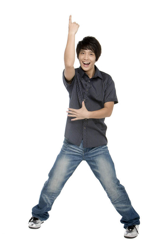 东方人,成年人,一个人,举,笑,微笑,露齿笑,白色背景,正面,时尚,快乐,幸福,第一名,仅一个男性,仅一个人,指,指点,休闲装,仅一个年轻男性,手势,托,休闲,手指,乐趣,摄影,影棚,生活方式,酷,享乐,指向,食指,摄影棚,肖像,无忧无虑,男人,男性,年轻男性,亚洲人,中国人,年轻人,休闲活动,举起,举手,举着,向上举,向上伸,向上托,彩图,影棚拍摄,拍摄,打手势
