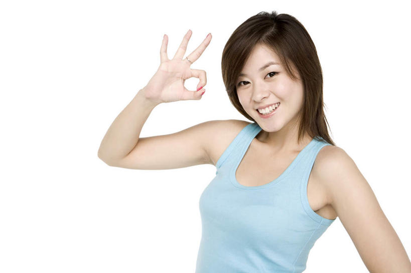 东方人,成年人,一个人,笑,微笑,露齿笑,留白,白色背景,正面,时尚,快乐,满意,幸福,胜利,信心,仅一个年轻女性,仅一个女性,仅一个人,休闲装,手势,休闲,乐趣,同意,ok手势,摄影,影棚,生活方式,酷,享乐,摄影棚,肖像,苗条,无忧无虑,年轻女性,女人,女性,亚洲人,中国人,年轻人,半身,彩图,影棚拍摄,欢乐,拍摄,打手势,同意手势