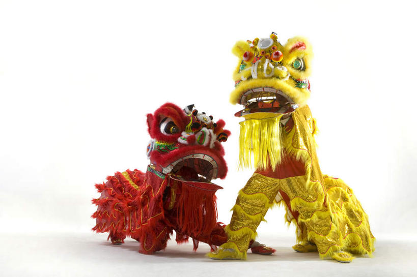 东方人,两个人,站,蹲,微笑,白色背景,正面,民族服装,快乐,兴奋,运气,骄傲,狮子,北京,中国,春节,亚洲,舞狮,表演,咆哮,服装,朦胧,模糊,艺术,并排,古典,文化,娱乐,表演者,传统,刺激,扮演,衣服,黄色,红色,张嘴,活力,服饰,古装,演出,中国文化,亚洲狮,典礼,演出服,张大嘴巴,东亚,东亚文化,鬃毛,勇气,韵味,技能,亚洲人,中国人,张开嘴,彩图,影棚拍摄,传统服装,民俗服,舞蹈,传统文化,传统节日