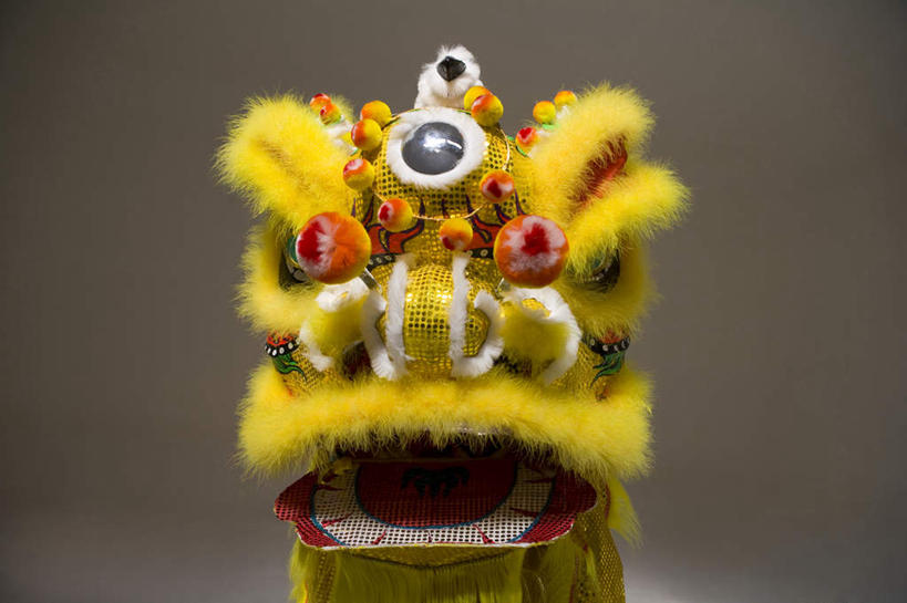 东方人,一个人,站,微笑,特写,正面,民族服装,快乐,兴奋,运气,骄傲,狮子,北京,中国,春节,亚洲,舞狮,表演,咆哮,服装,朦胧,模糊,艺术,古典,文化,娱乐,表演者,传统,刺激,扮演,衣服,黄色,张嘴,活力,服饰,古装,演出,中国文化,肖像,亚洲狮,典礼,演出服,张大嘴巴,东亚,东亚文化,鬃毛,勇气,韵味,元旦,技能,亚洲人,中国人,张开嘴,半身,彩图,影棚拍摄,传统服装,民俗服,舞蹈,传统文化,传统节日