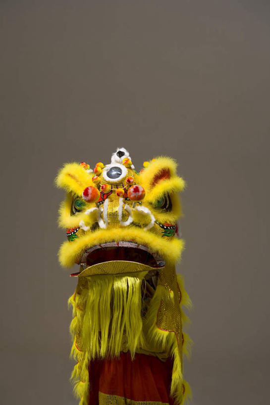 东方人,一个人,站,微笑,特写,正面,民族服装,快乐,兴奋,运气,骄傲,狮子,北京,中国,春节,亚洲,舞狮,表演,咆哮,服装,朦胧,模糊,艺术,古典,文化,娱乐,表演者,传统,刺激,扮演,衣服,黄色,张嘴,活力,服饰,古装,演出,中国文化,肖像,亚洲狮,典礼,演出服,张大嘴巴,东亚,东亚文化,鬃毛,勇气,韵味,元旦,技能,亚洲人,中国人,张开嘴,半身,彩图,影棚拍摄,传统服装,民俗服,舞蹈,传统文化,传统节日