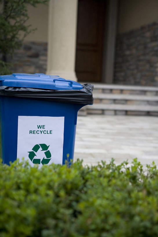 家庭,室外,白天,指示牌,北京,中国,亚洲,环保,标志,符号,文字,塑胶,房屋,庭院,门口,标识,社区,春天,温暖,温馨,一家人,季节,能源,保护,协调,环境,回收,和睦,资源,住房,利用,低碳,东亚,循环,循环利用,环境保护,持续,责任,彩图,融洽,回收桶