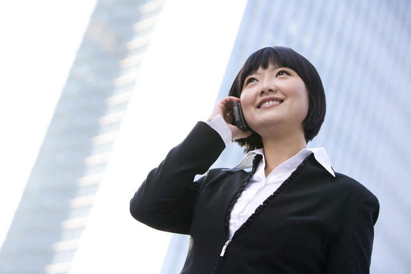 东方人,成年人,一个人,商务人士,商务女性,笑,打电话,微笑,露齿笑,室外,留白,正面,仰视,商务,快乐,幸福,成功,信心,城市,建筑,摩天大楼,手机,北京,中国,亚洲,仅一个年轻女性,仅一个女性,仅一个人,下班,套装,首都,联系,拿着,方向,职业,办公大楼,便利,享乐,都市风光,忙碌,商务装,市区,工薪阶层,渴望,东亚,无线电技术,金融区,年轻女性,女人,女性,亚洲人,中国人,年轻人,白领,上班族,电话机,半身,彩图,低角度拍摄,北京CBD,办公室职员,了解